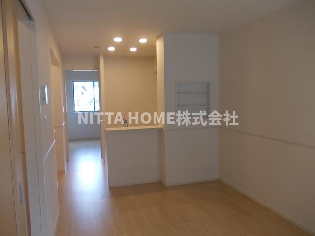 コンコードⅠの居間・リビング|１１．２帖のリビングです★３口コンロのカウンターキッチン付き◇