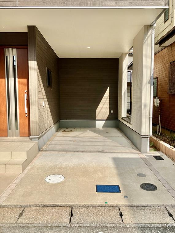 矢作町戸建の駐車場