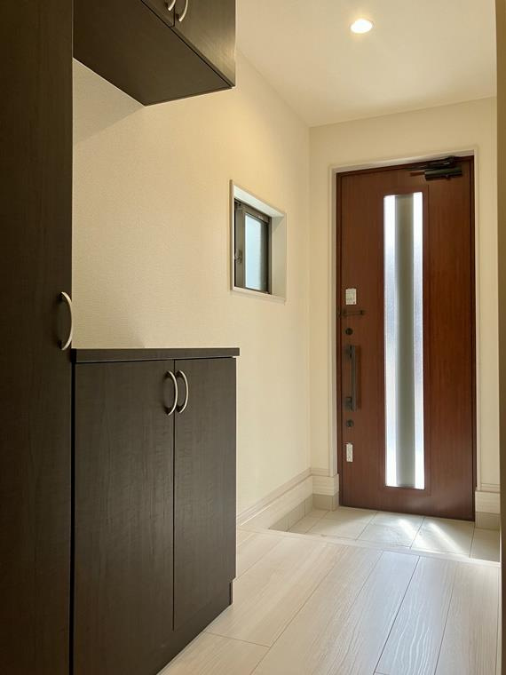 矢作町戸建の玄関