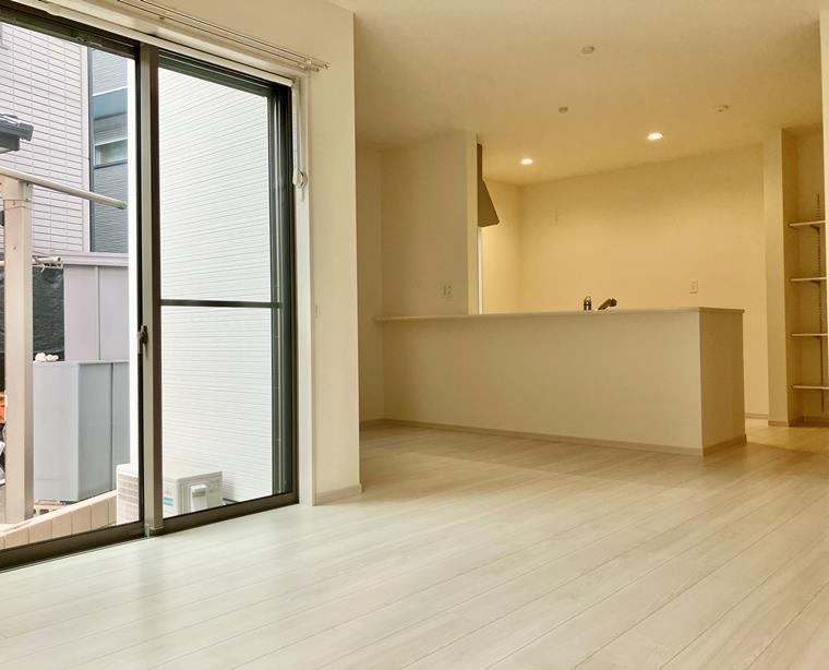 矢作町戸建の居間・リビング