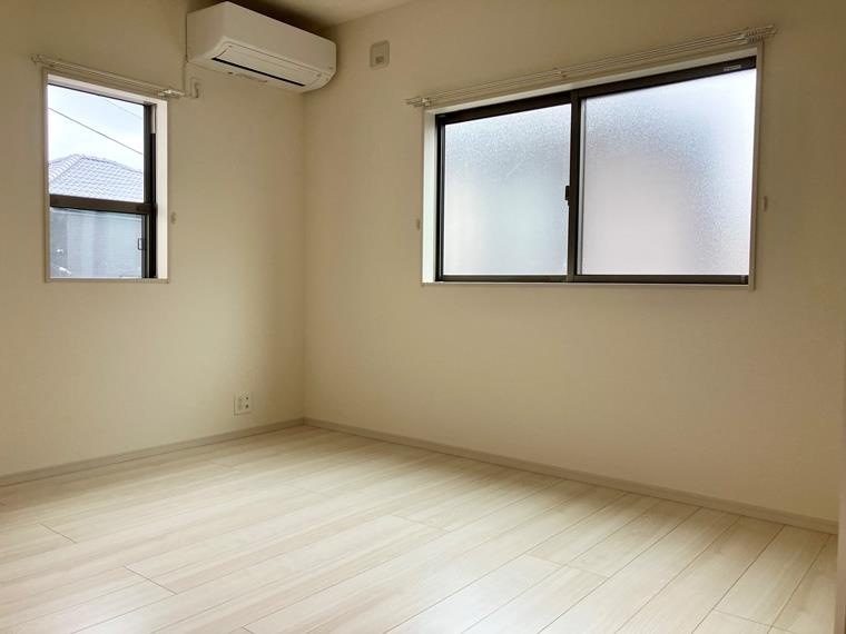 矢作町戸建の寝室