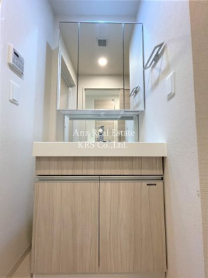 【洗面所】 | セルン新町 | 三面鏡に照明も付いた便利な洗面化粧台♪