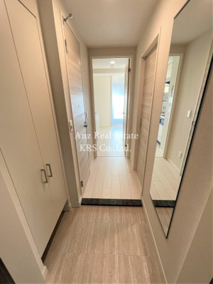 【玄関】 | セルン新町 | 玄関には姿見鏡があり、お出かけ前のチェックに最適です！