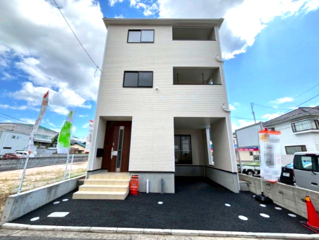 佐伯区五日市中央第3の駐車場|駐車スペースを確保した住まい。日常のお出かけや来客時にも安心です。
