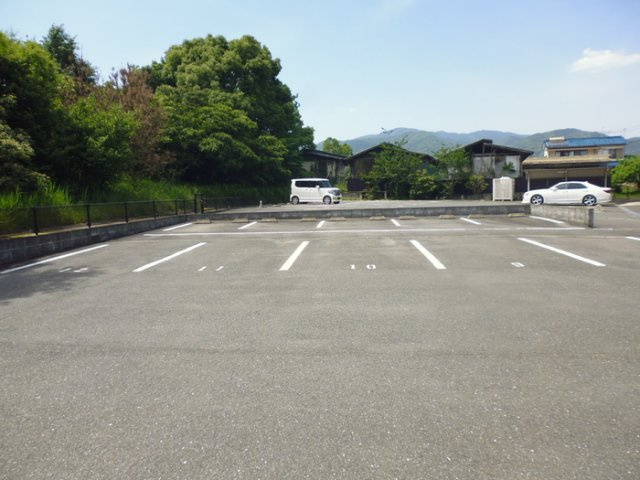 サンライズI番館の駐車場|駐車スペースもあります☆