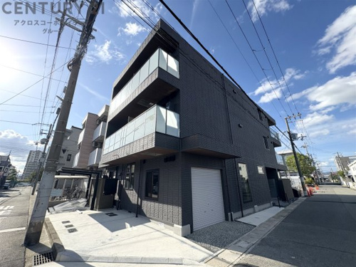 オートロックで外部の人間が簡単に入ってこれないので安心！　宅配ボックス、駐輪場付き