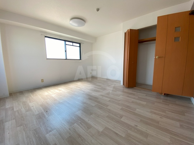 シンエイアド中央大通りビルディングの洋室