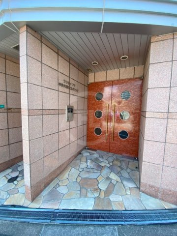 シンエイアド中央大通りビルディングのエントランス