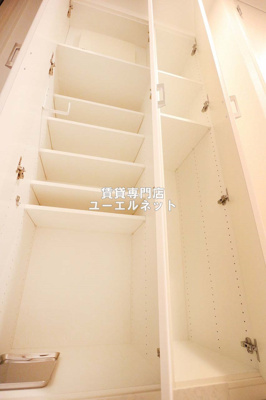 【設備】 | アパートメンツ江坂 | 収納力たっぷりのシューズボックスで玄関すっきり！