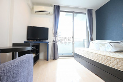 【居間・リビング】 | アパートメンツ江坂 | ゆったりとくつろげる、落ち着きのある居室空間です