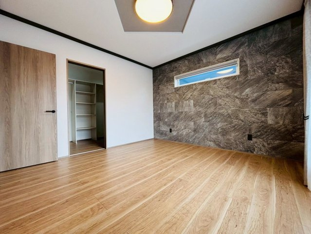 【商談中】新築戸建　大垣市長沢町　全３区画分譲の寝室|奥行のあるウォークインクローゼットは収納方法自由自在。家族の成長に合わせた収納が可能です。