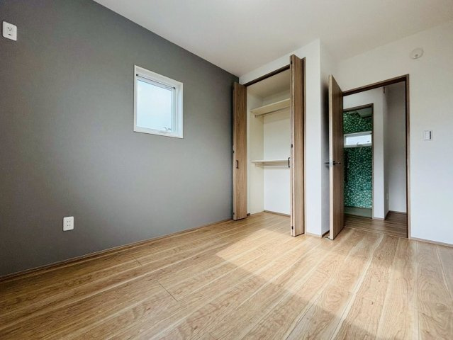 新築戸建　大垣市長沢町　全３区画分譲の洋室|奥行のあるウォークインクローゼットは収納方法自由自在。家族の成長に合わせた収納が可能です。