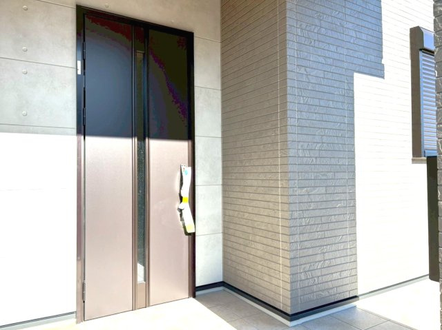 新築戸建　大垣市長沢町　全３区画分譲の玄関|玄関ドアの取っ手ハンドル部分にセンサーがついており、カード・シールタイプのキーで開け閉めができます