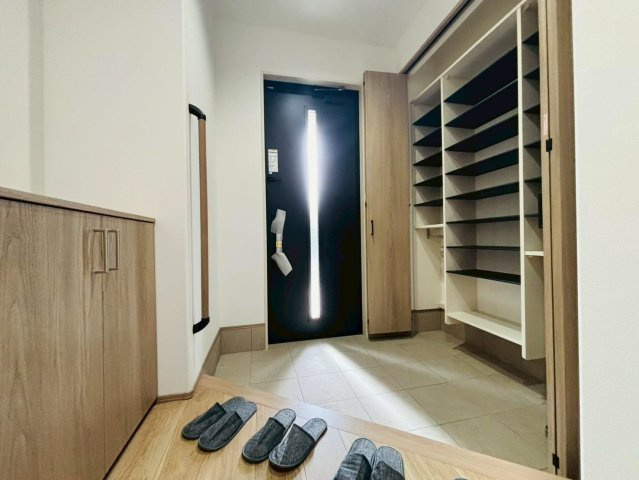 新築戸建　大垣市長沢町　全３区画分譲の玄関|大容量のシューズ収納付きで玄関周りもすっきり！玄関ドアからの光が玄関ホールを明るくしてくれます。