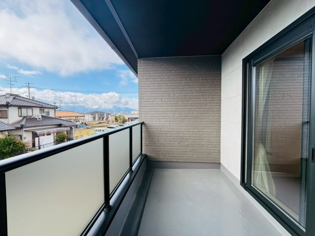 新築戸建　大垣市長沢町　全３区画分譲のバルコニー|バルコニーは南向きで洗濯物もよく乾きます！強度と表面積硬度を持つFPRで防水しています。