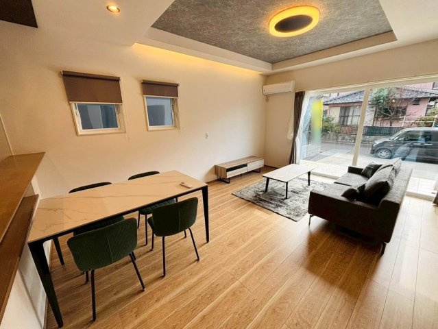 【商談中】新築戸建　大垣市長沢町　全３区画分譲の居間・リビング|大きな窓がリビング全体に光と風を運びます。