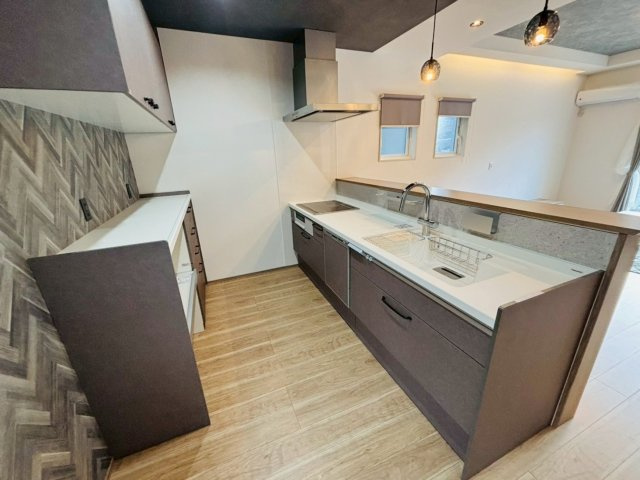 新築戸建　大垣市長沢町　全３区画分譲のキッチン|機能的なシステムキッチン。収納力に優れた大容量の引出でキッチン回りがスッキリ片付きます。