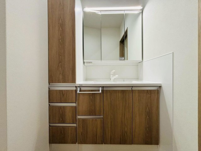 新築戸建　大垣市長沢町　全３区画分譲の独立洗面台|影ができにくい「ツインラインLED照明」。