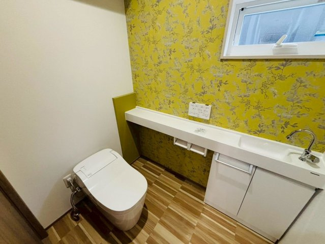 新築戸建　大垣市長沢町　全３区画分譲のトイレ|少ない水で効率的に洗浄するトルネード洗浄とお掃除のしやすさを究めたフチなし形状でお手入れ楽々。