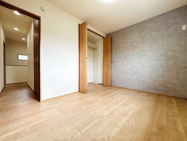 新築戸建　大垣市長沢町　全３区画分譲の洋室|奥行のあるウォークインクローゼットは収納方法自由自在。家族の成長に合わせた収納が可能です。