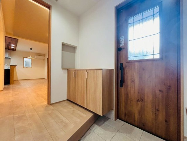 新築戸建　大垣市長沢町　全３区画分譲の玄関|大容量のシューズ収納付きで玄関周りもすっきり！玄関ドアからの光が玄関ホールを明るくしてくれます。
