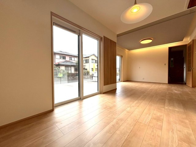 新築戸建　大垣市長沢町　全３区画分譲の居間・リビング|大きな窓がリビング全体に光と風を運びます。