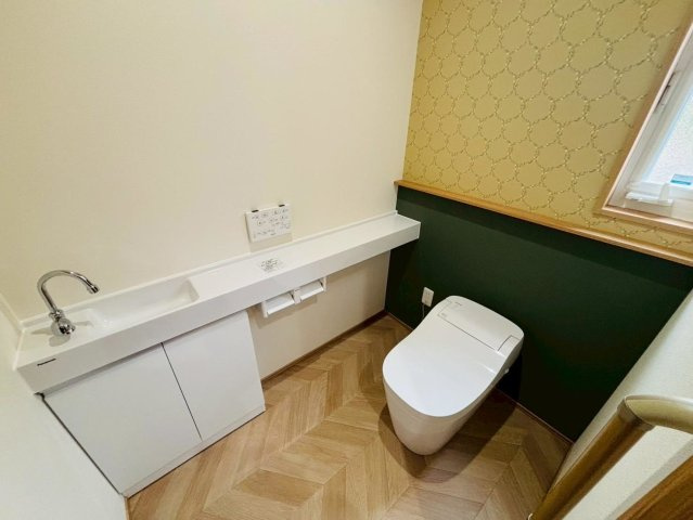 新築戸建　大垣市長沢町　全３区画分譲のトイレ|少ない水で効率的に洗浄するトルネード洗浄とお掃除のしやすさを究めたフチなし形状でお手入れ楽々。