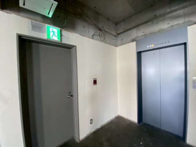 豊勢金町ビルの設備|・エレベーター店舗入口
・非常階段扉（館内）