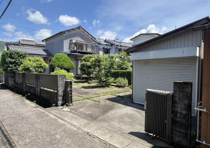 高知市北秦泉寺　中古一戸建ての外観|ゆったりとした敷地で駐車や荷物の出し入れもラクラク