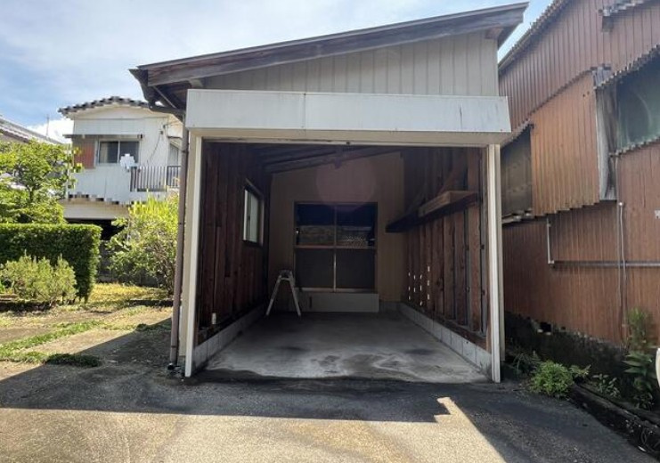 高知市北秦泉寺　中古一戸建てのその他|収納棚付きで、工具やアウトドア用品の保管にも便利