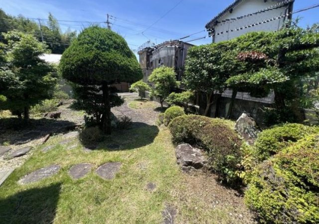 高知市北秦泉寺　中古一戸建ての庭|四季折々の緑を楽しめる広いお庭