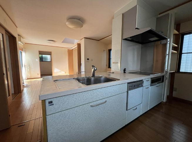 高知市北秦泉寺　中古一戸建てのキッチン|豊富な収納と広い作業スペースで、毎日の料理が快適に