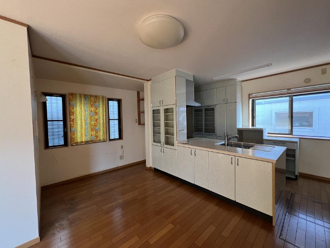 高知市北秦泉寺　中古一戸建ての居間・リビング|広々とした空間で家族の会話も弾みます