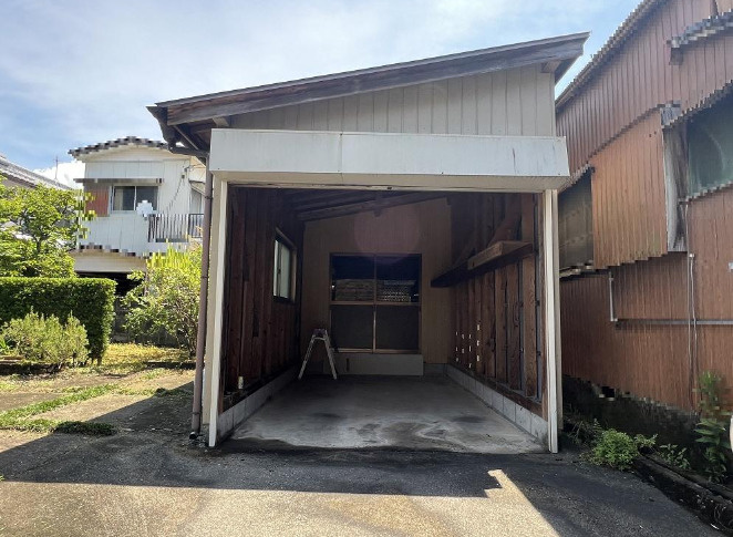 高知市北秦泉寺　中古一戸建ての独立洗面台|収納棚も設置可能な広さで、洗濯や身支度がスムーズに