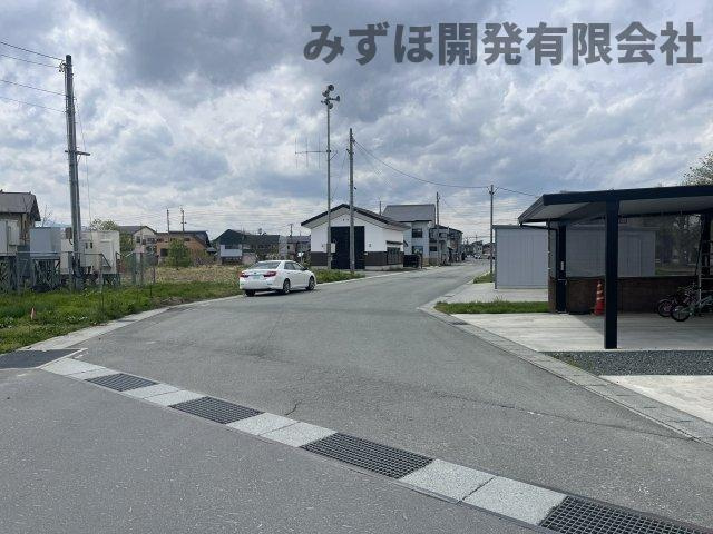 尾花沢市新町一丁目15-18の前面道路含む現地写真