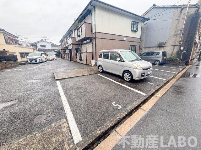サンライフ岡田の駐車場