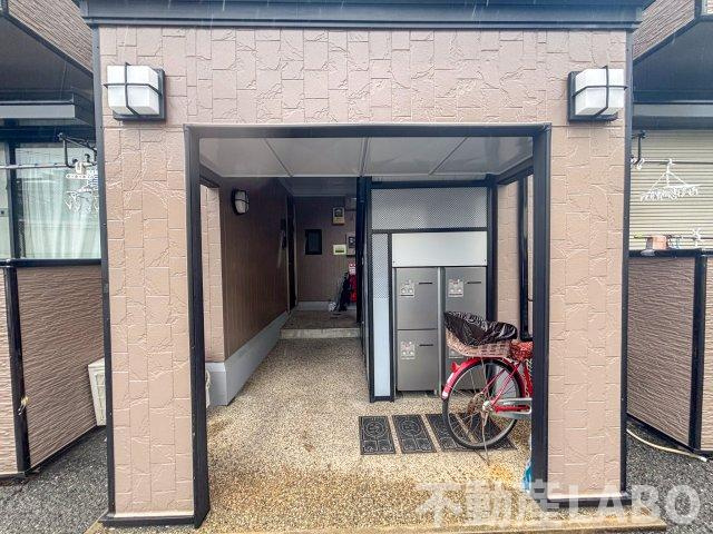 サンライフ岡田のエントランス