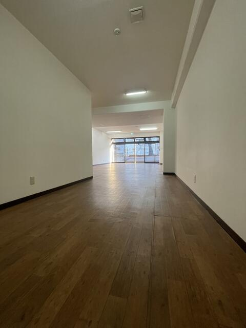 横浜市南区白金町２丁目の事務所の居間・リビング