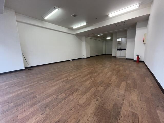 横浜市南区白金町２丁目の事務所の居間・リビング