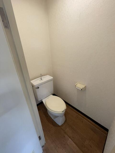 横浜市南区白金町２丁目の事務所のトイレ