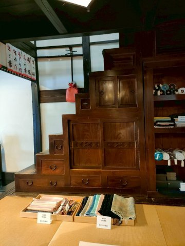 上七軒京町屋テナントの居間・リビング|階段。箪笥は従物です