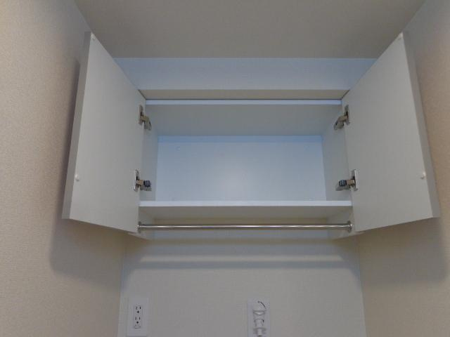 バン・テールのキッチン|洗濯機上部棚