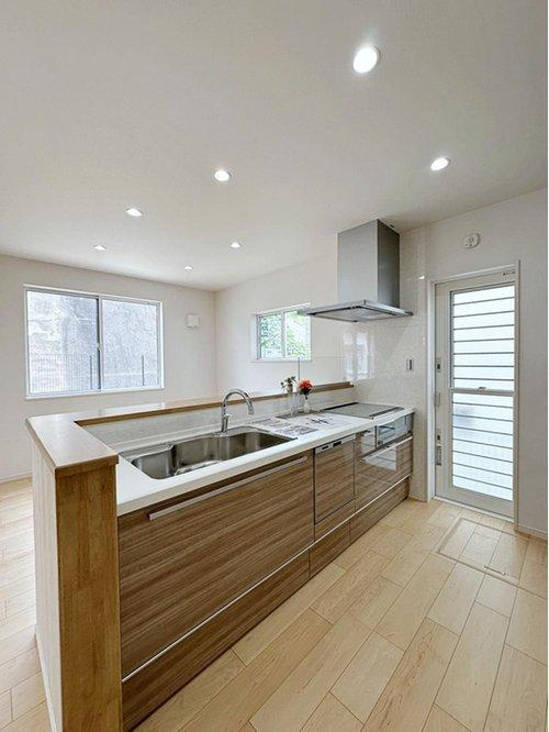 府中町柳ヶ丘のキッチン|人造大理石天板使用のシステムキッチン☆
人造大理石天板は水垢が付きにくく汚れが落ちやすいのでお手入れも楽ちんです♪