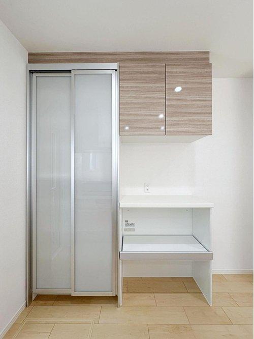 府中町柳ヶ丘の収納|収納力のある大型カップボード☆
備え付けのため耐震性が高く地震の際にも倒れてくる心配はありません♪