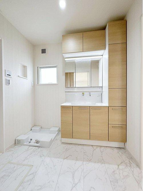 府中町柳ヶ丘の洗面所|シャワー付き洗面化粧台☆
洗面台にシャワー機能が付いたもので、シャンプーなども行える多機能洗面台です。また、顔や手を洗うためだけではなく、シャワー付き洗面台を使えば手洗い洗濯などでも利用できます♪