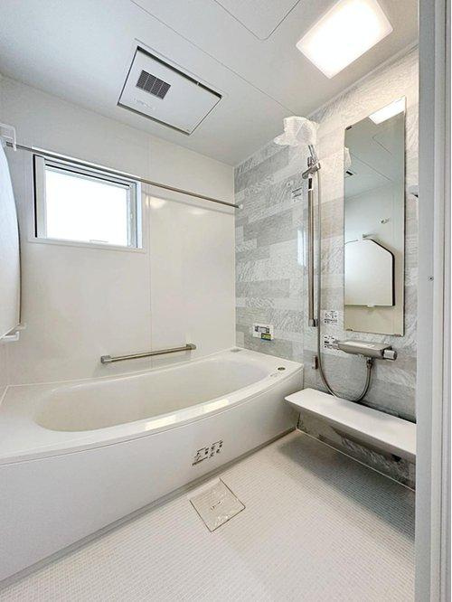 府中町柳ヶ丘の浴室|浴室乾燥機気付き1坪タイプの浴室☆
ユニットバスは、気密性にも優れています。そのため、冬場でもお湯が冷めにくく、暖かい空間を維持することができます。