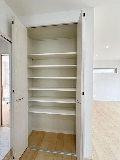 府中町柳ヶ丘の収納|キッチンパントリー収納☆
キッチンで使う小物や食材のストックなどを収納でき、キッチン回りもスッキリとします♪