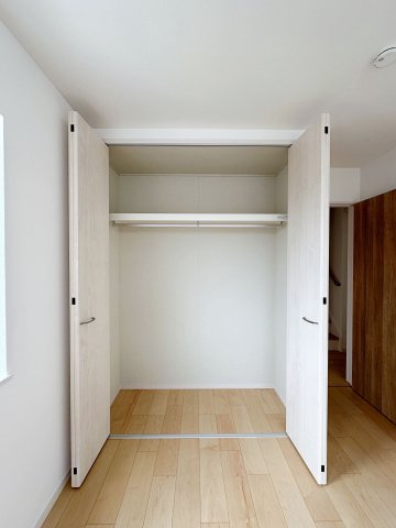 府中町柳ヶ丘の収納|全居室収納☆
6帖洋室2のクローゼットです♪