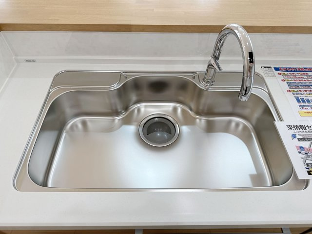 府中町柳ヶ丘のキッチン|浄水機能付きステンレスシンク☆
ステンレスシンクは傷や汚れに強く、お手入れも簡単で使いやすいです♪
さらにワンタッチで浄水に切り替えができる為とても便利です！