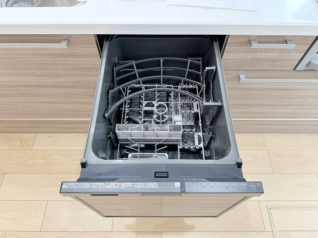 府中町柳ヶ丘のキッチン|4人から5人分の食器洗浄乾燥機☆
水道代の節約にもなり、家事の時短もできる優れ物です♪
スライド式で上から全体が見えるため食器の出し入れもスムーズです♪